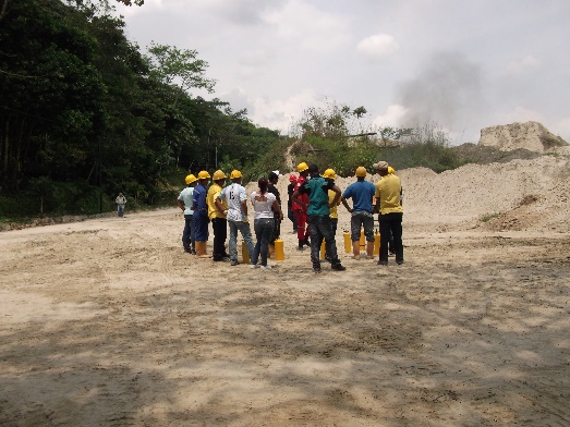 Brigada con elementos de protección en zona minera